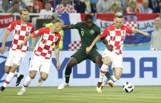Croacia vence a Nigeria por 2-0 y lidera en solitario el Grupo D del Mundial