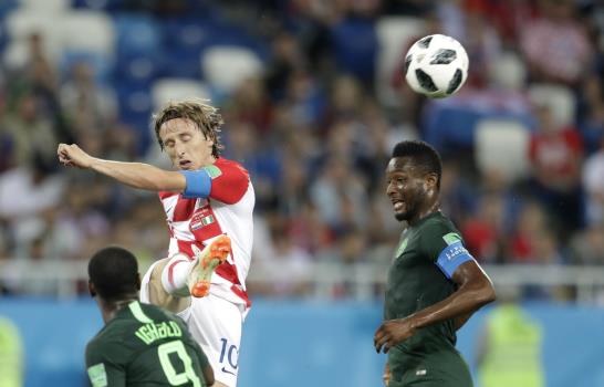 Croacia vence a Nigeria por 2-0 y lidera en solitario el Grupo D del Mundial