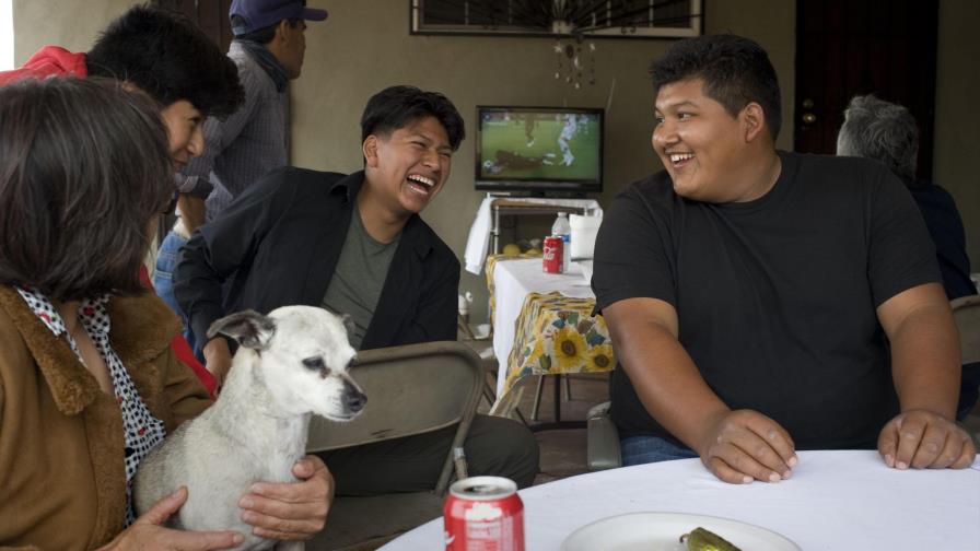 Universitario se gradua en EEUU tras cruzar frontera a diario para ir a clase Universitario se gradua en EEUU tras cruzar frontera a diario para ir a clase
