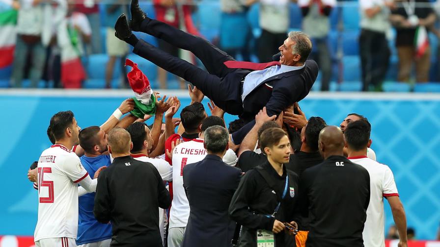 Iraníes interrumpen el entrenamiento para saludar a los aficionados 