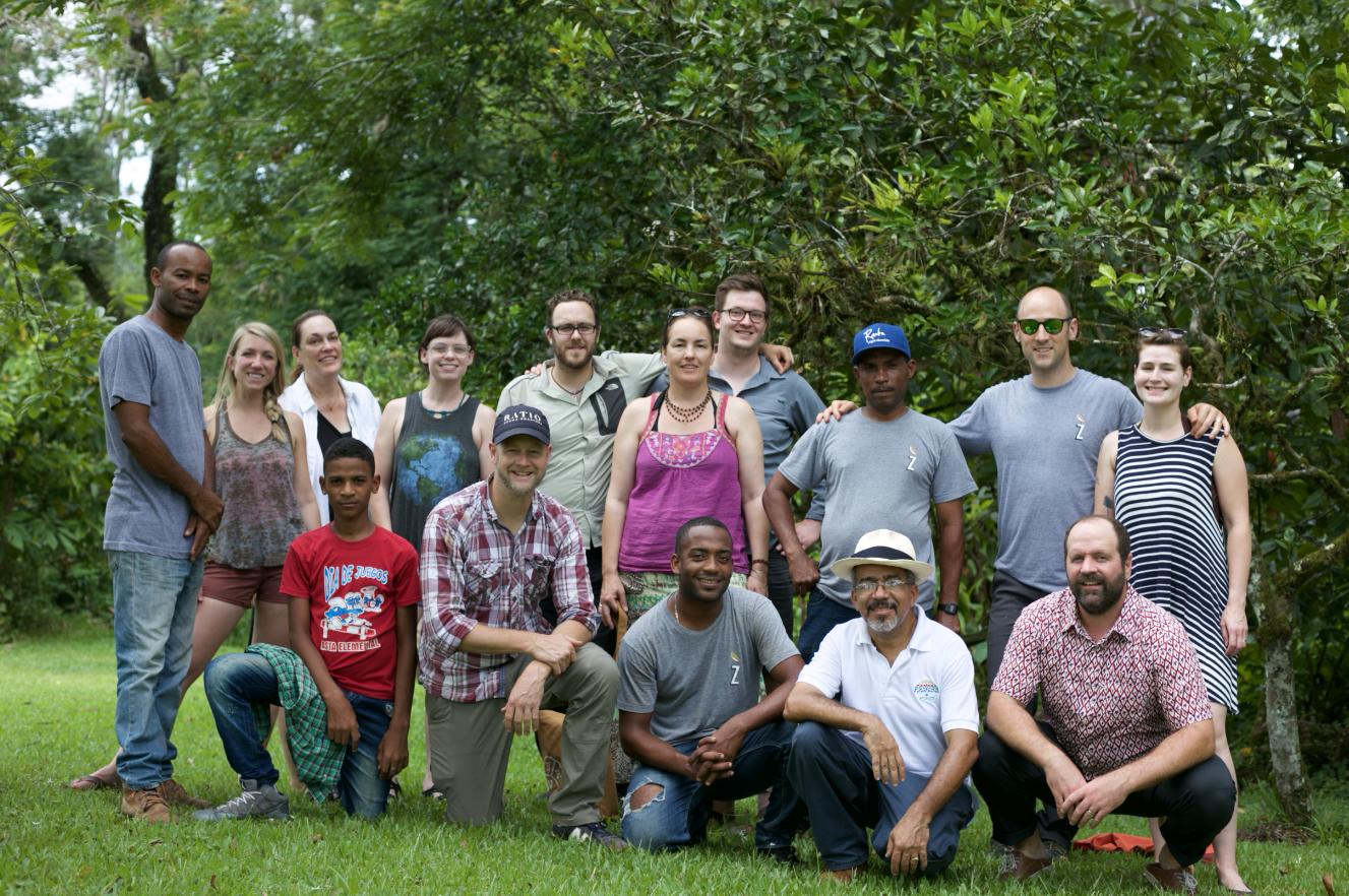 Charles Kerchrner, Heriberto Paredes y Sésar Rodríguez posan junto a inversionistas visitantes de la reserva.