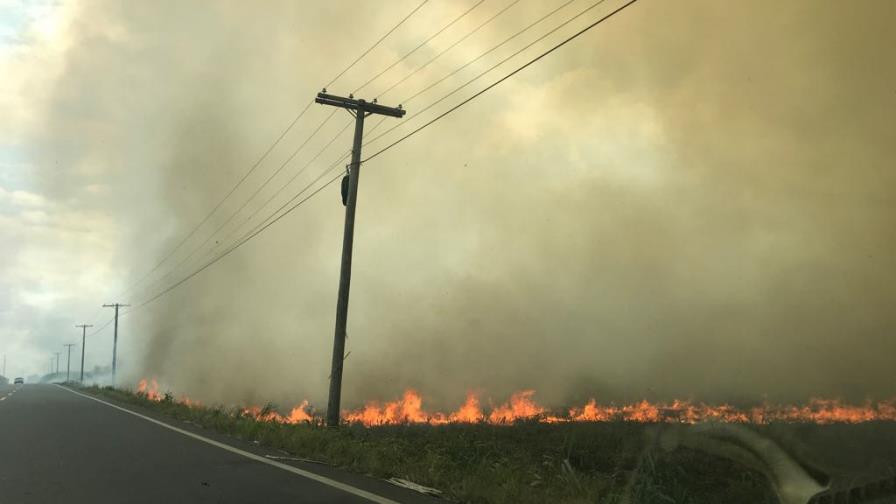 Incendio de cañaverales en carretera de Hato Mayor y San Pedro genera problemas a conductores
