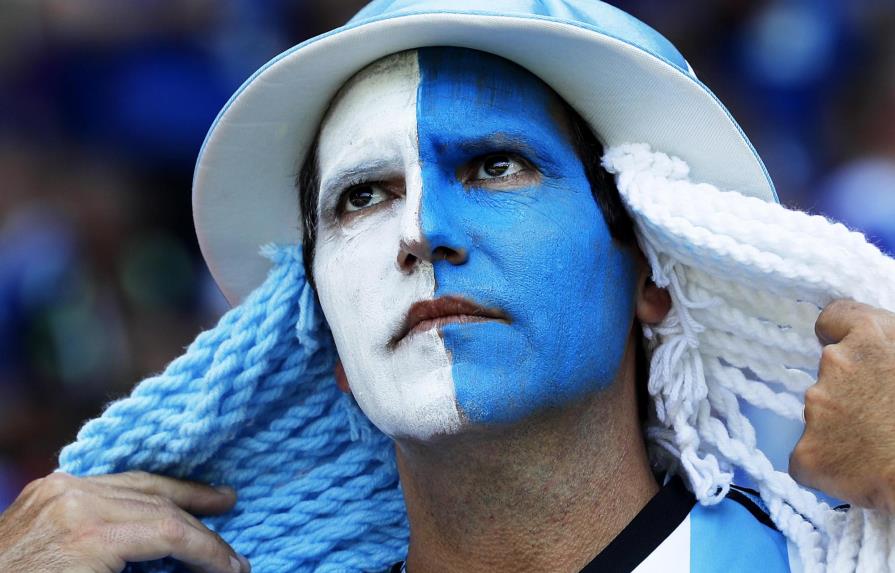 Desencanto y débil esperanza en fanáticos argentinos tras 1-1 con Islandia