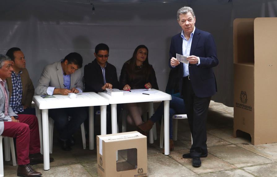 Abren los colegios colombianos para elegir al próximo presidente