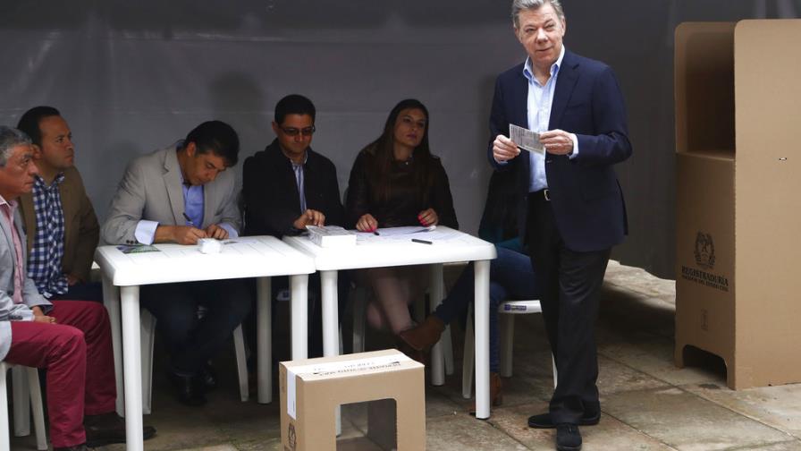 Abren los colegios colombianos para elegir al próximo presidente