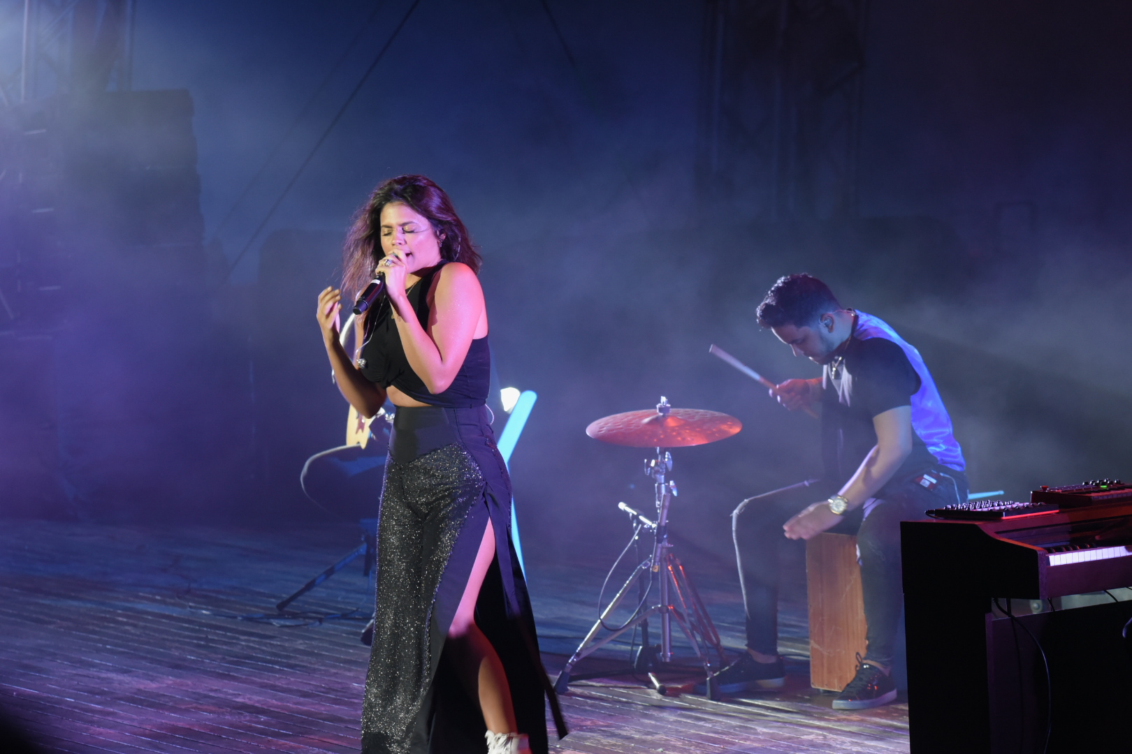 Techy abrió el concierto