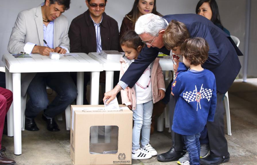 Uribe vota por Duque para que Colombia “no caiga en destructivo socialismo”