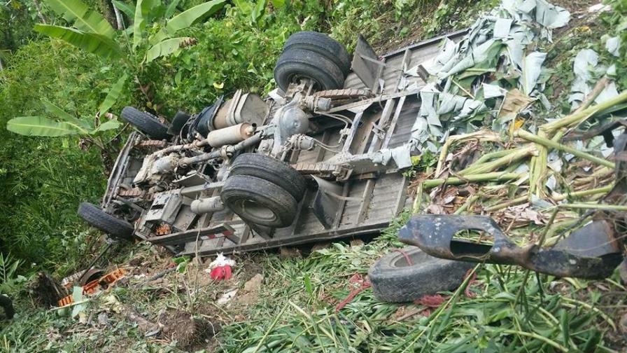 Camión cae en un  precipicio del tramo carretero Seibo-Miches 