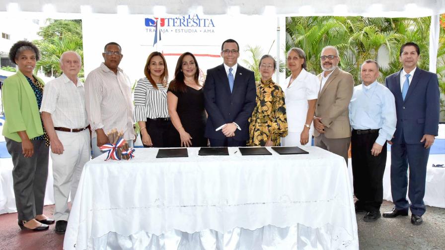 Firman acuerdo para incorporar 15 colegios cristianos al sector público