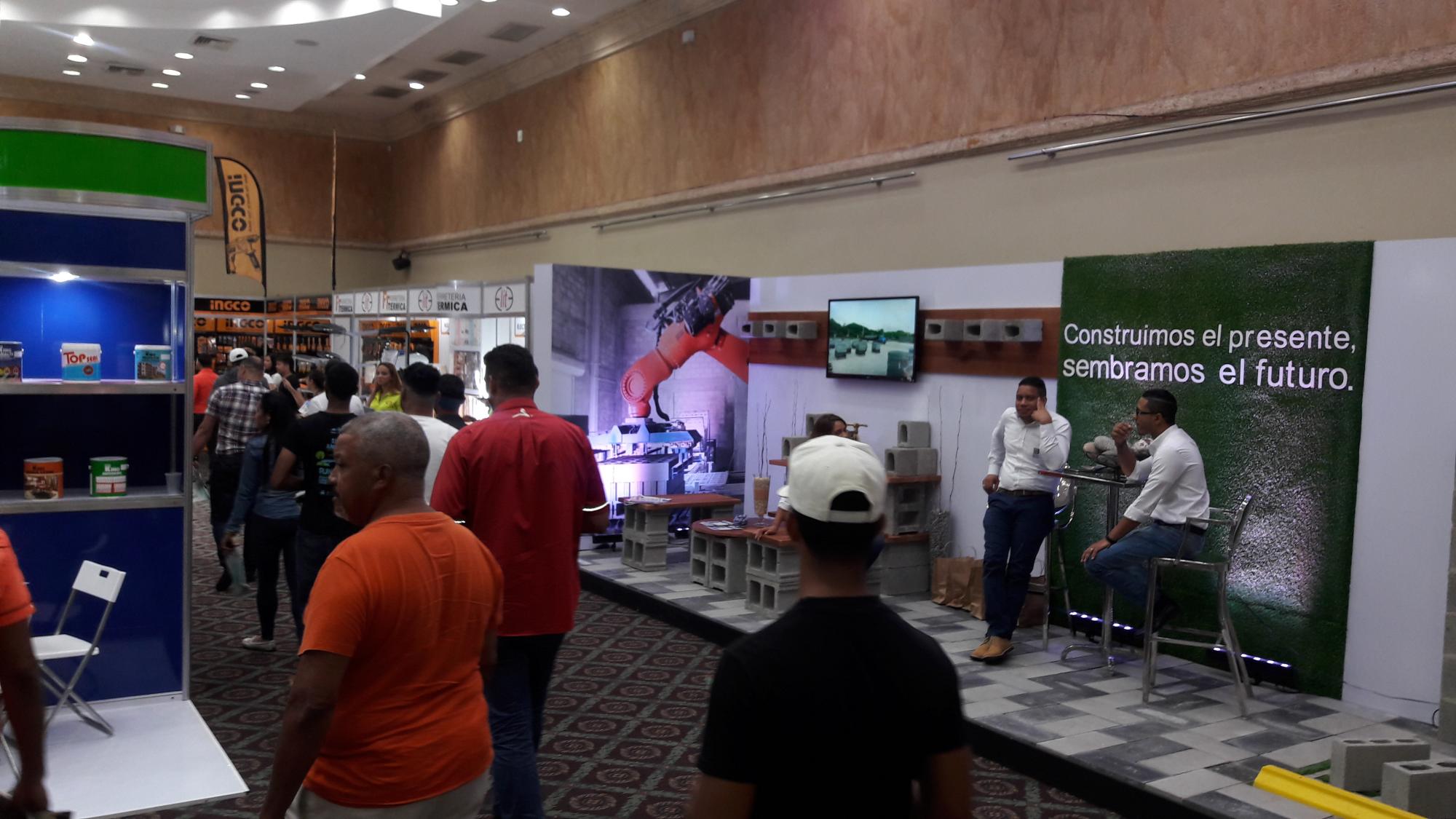 A la feria llegan ferreteros de todo el país.