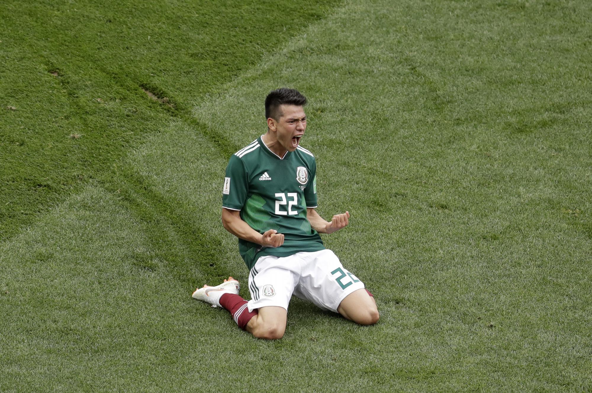 Hirving Lozano de México celebra después de anotar el gol de apertura durante el partido del grupo F entre Alemania y México en la Copa Mundial de fútbol 2018 en el Estadio Luzhniki en Moscú, Rusia, el domingo, 17 de junio de 2018. 
