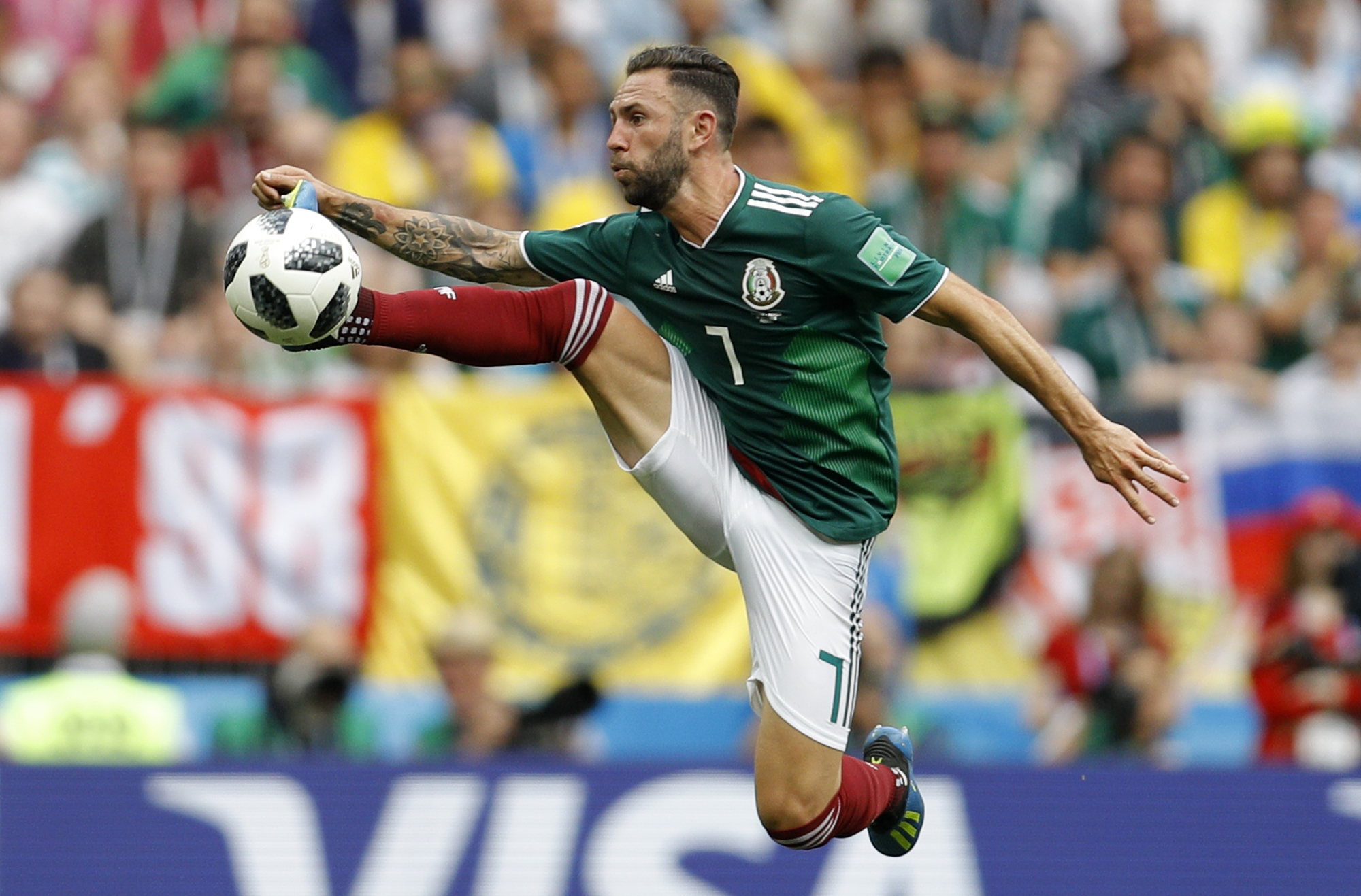 El mexicano Miguel Layun controla el balón durante el partido del grupo F entre Alemania y México en la Copa Mundial de fútbol 2018 en el Estadio Luzhniki en Moscú, Rusia, el domingo 17 de junio de 2018. 