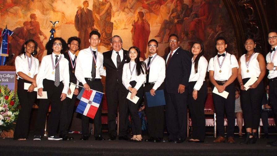 Vendrán al país estudiantes reconocidos por el Consulado dominicano en Nueva York 