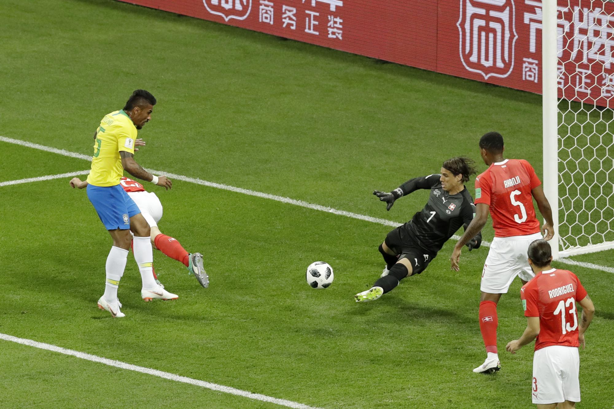 El brasileño Paulinho, a la izquierda, intenta anotar cuando el portero de Suiza Yann Sommer hace un salvamento durante el partido del grupo E entre Brasil y Suiza en la Copa Mundial de fútbol 2018 en el Rostov Arena en Rostov-on-Don, Rusia, domingo 17 de junio de 2018.