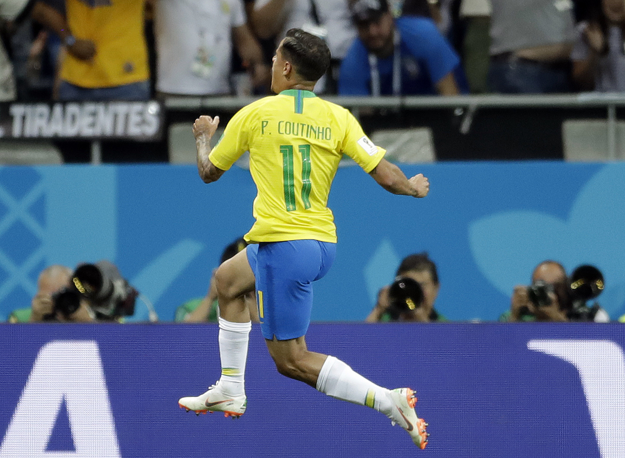 El brasileño Philippe Coutinho celebra después de anotar el primer gol de su equipo durante el partido del grupo E entre Brasil y Suiza en la Copa Mundial de fútbol 2018 en el Rostov Arena en Rostov-on-Don, Rusia, el domingo 17 de junio de 2018.
