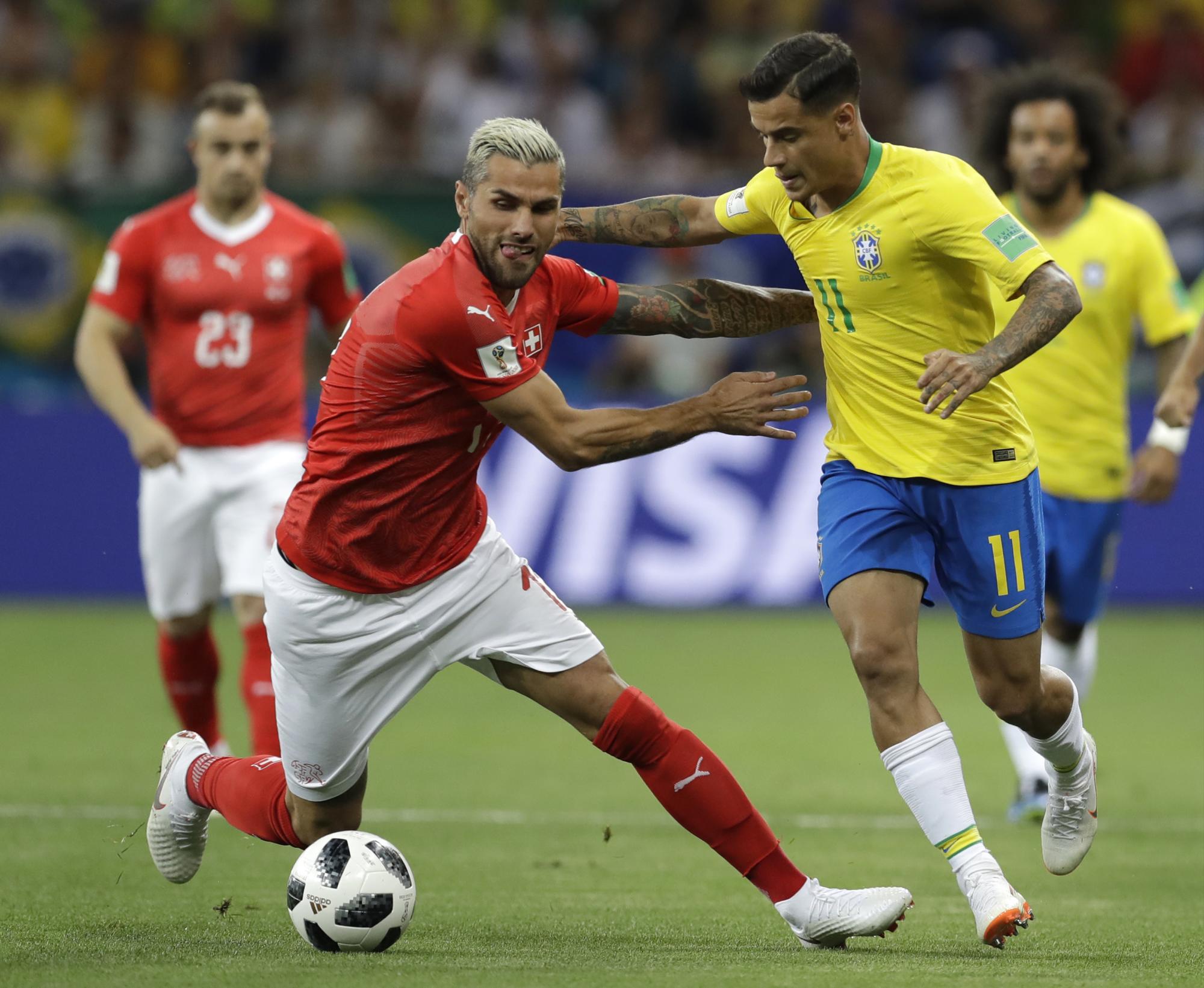 Valon Behrami de Suiza, izquierda, y el brasileño Philippe Coutinho desafían el balón durante el partido del grupo E entre Brasil y Suiza en la Copa Mundial de fútbol 2018 en Rostov Arena en Rostov-on-Don, Rusia, el domingo 17 de junio de 2018.