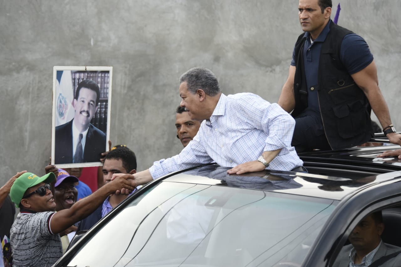 Fernández saluda sus simpatizantes durante el recorrido.