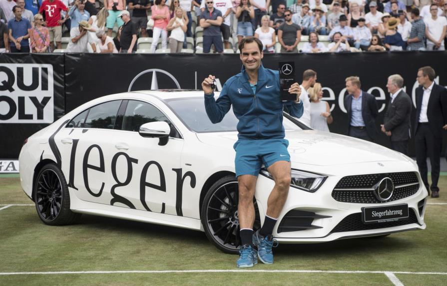 Federer, de nuevo número 1 mundial, consigue su 98º título ATP en Stuttgart