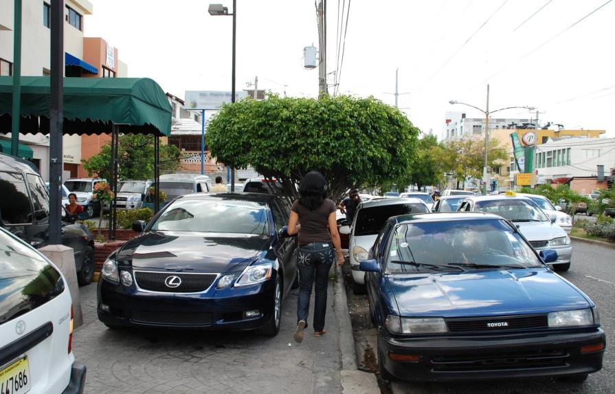 Falta coordinación para resolver  estacionamiento en calles ciudad