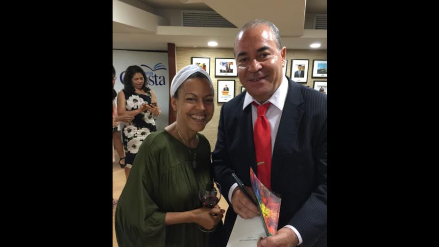 Presentan la novela  El caso número cien del escritor Avelino Stanley