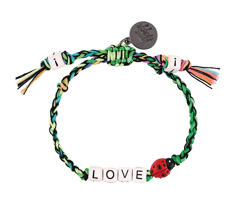 Brazalete ajustable “Love Bug”, de Venessa Arizaga. 