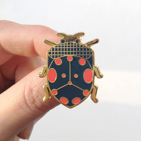 Pin esmaltado diseño de Julia Kisselmann.