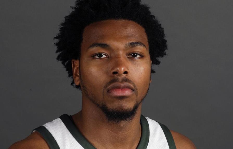 Jugador de la NBA arrestado demanda a policía de Milwaukee