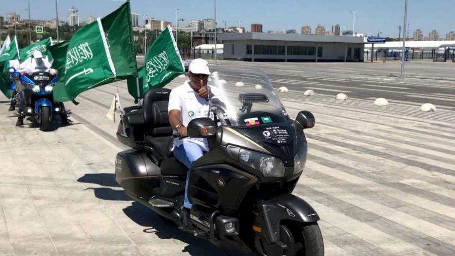 Saudíes recorren 3.500 km en moto para llegar al Mundial Saudíes recorren 3.500 km en moto para llegar al Mundial
