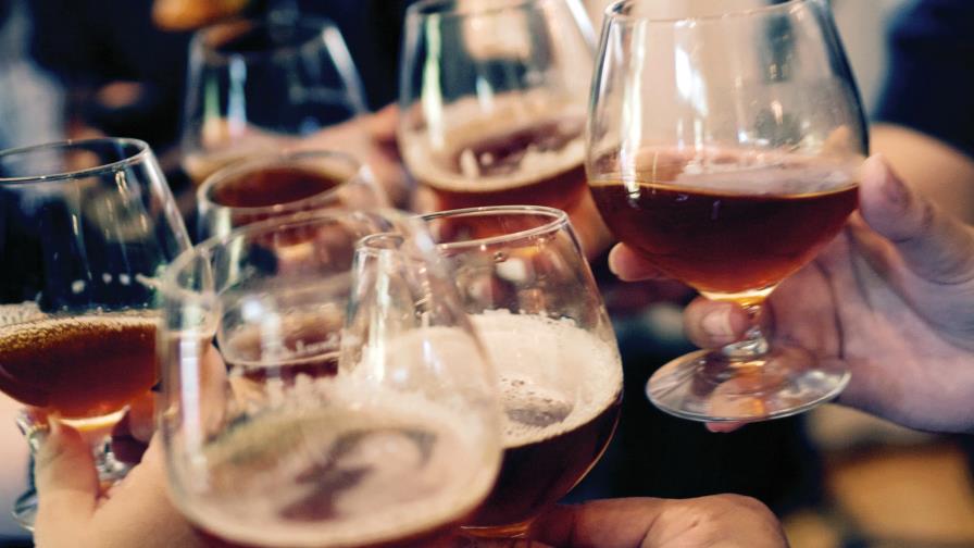 Más de una bebida alcohólica al día aumenta el riesgo de mortalidad y cáncer