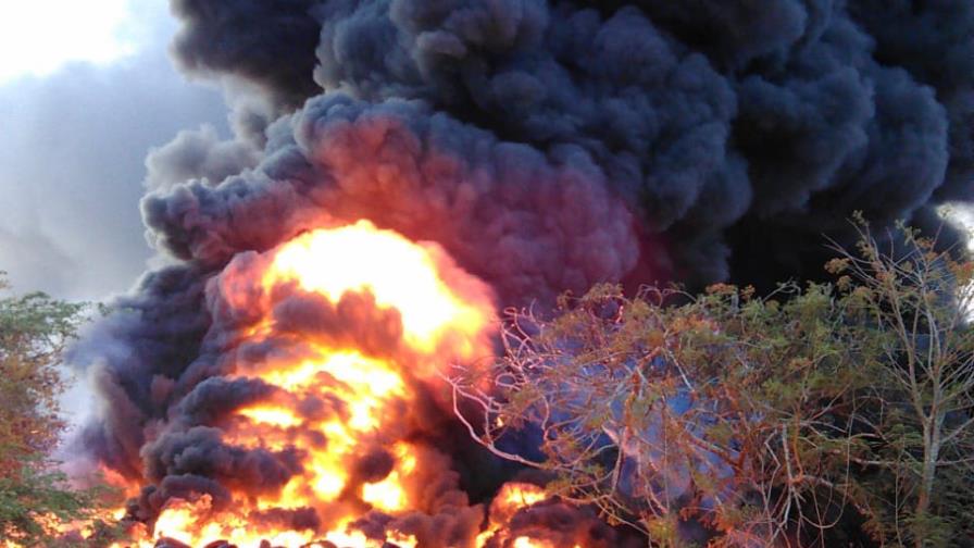 Se incendia depósito de gomas usadas en San Pedro de Macorís Se incendia depósito de gomas usadas en San Pedro de Macorís