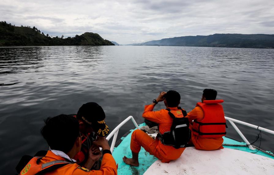 Al menos 192 desaparecidos en naufragio de un barco en Indonesia