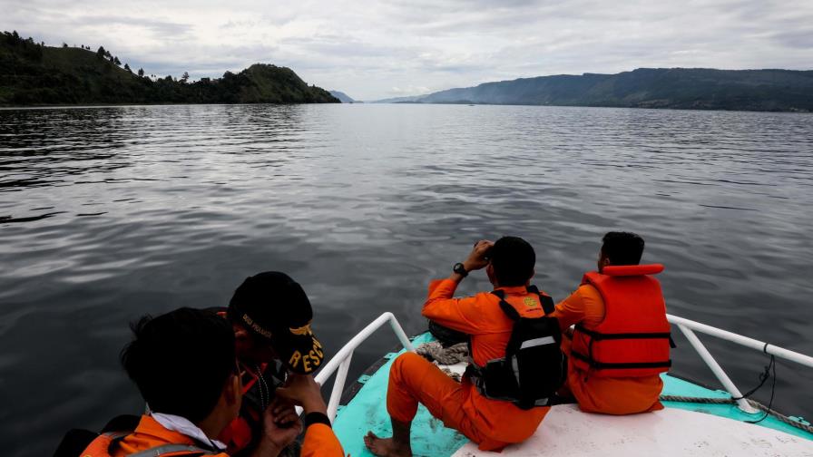 Al menos 192 desaparecidos en naufragio de un barco en Indonesia