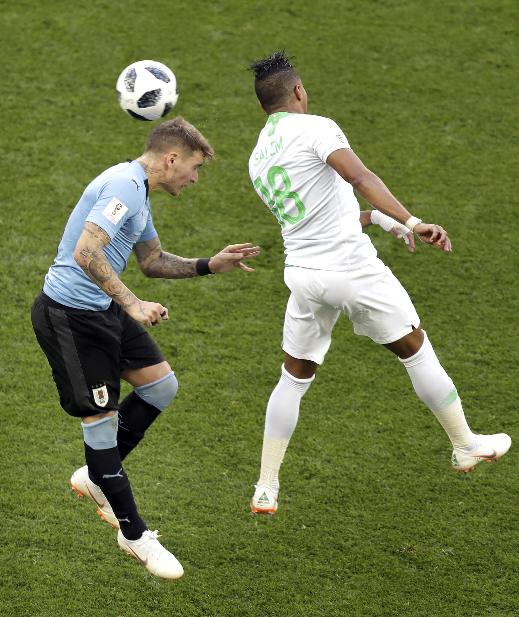 Guillermo Varela de Uruguay, izquierda, y Salem Aldawsari de Arabia Saudita, a la derecha, van por un cabezazo durante el partido del grupo A entre Uruguay y Arabia Saudita en la Copa Mundial de fútbol 2018 en Rostov Arena en Rostov-on-Don, Rusia, miércoles 20 de junio , 2018.