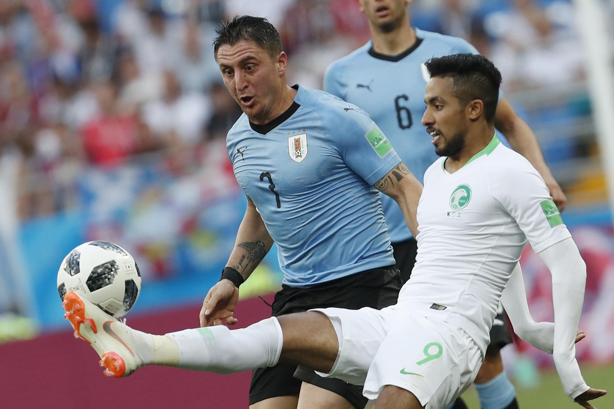 El uruguayo Cristian Rodríguez, izquierda, y Arabia Saudita Hatan Bahbir, derecha, desafío por el balón durante el partido del grupo A entre Uruguay y Arabia Saudita en la Copa Mundial de fútbol 2018 en Rostov Arena en Rostov-on-Don, Rusia, miércoles, junio 20, 2018.