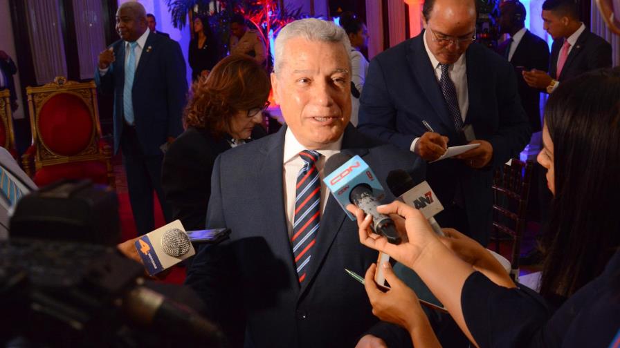 Ministro de Industria y Comercio asegura precios de combustibles se fijan con “total claridad y transparencia”