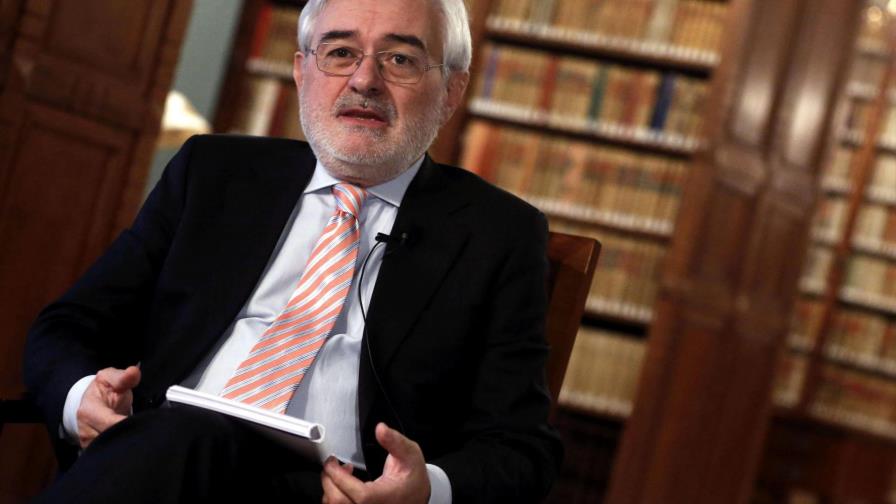 Director RAE ve “complejo de inferioridad” en renunciar al español por inglés