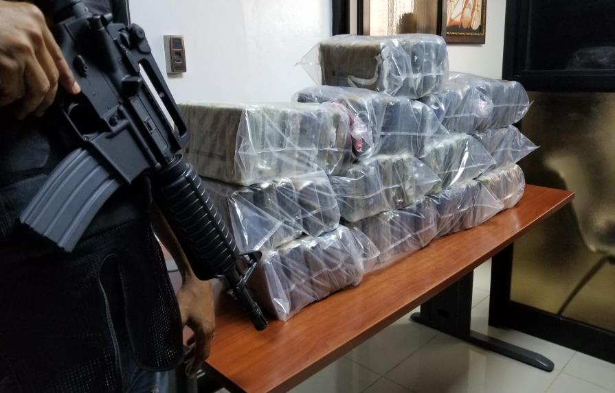 Decomisan 68 paquetes y 25 láminas de cocaína en operativos en La Romana