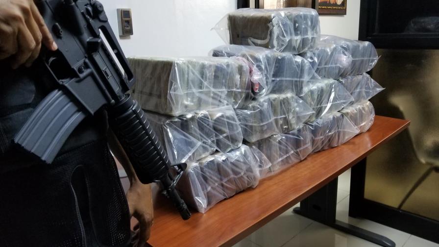 Decomisan 68 paquetes y 25 láminas de cocaína en operativos en La Romana