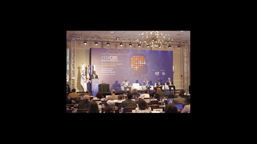 Simposio advierte que déficit de “cualificación digital” es cada vez mayor a nivel global