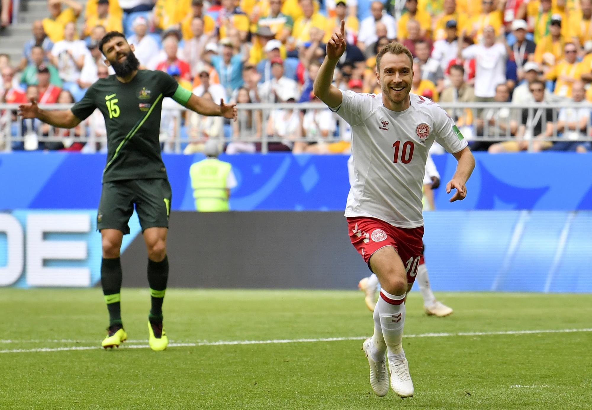 Mile Jedinak de Australia reacciona cuando Christian Eriksen, de Dinamarca, celebra después de anotar el gol de apertura durante el partido del grupo C entre Dinamarca y Australia en la Copa Mundial de fútbol 2018 en el Samara Arena en Samara, Rusia, el jueves 21 de junio de 2018.