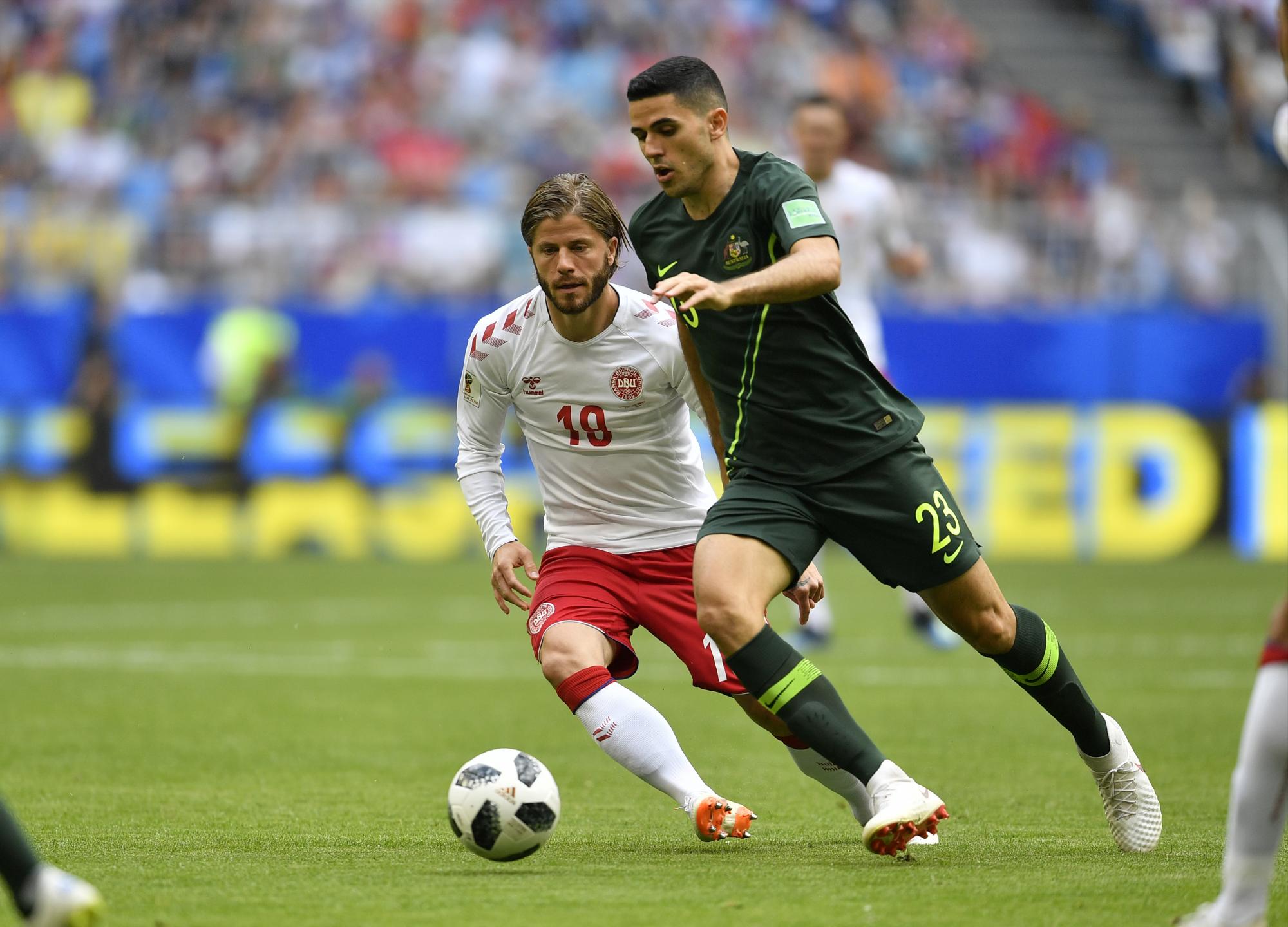 El danés Lukas Lerager y el australiano Tom Rogic desafían el balón durante el partido del grupo C entre Dinamarca y Australia en la Copa Mundial de fútbol 2018 en el Samara Arena en Samara, Rusia, el jueves 21 de junio de 2018.