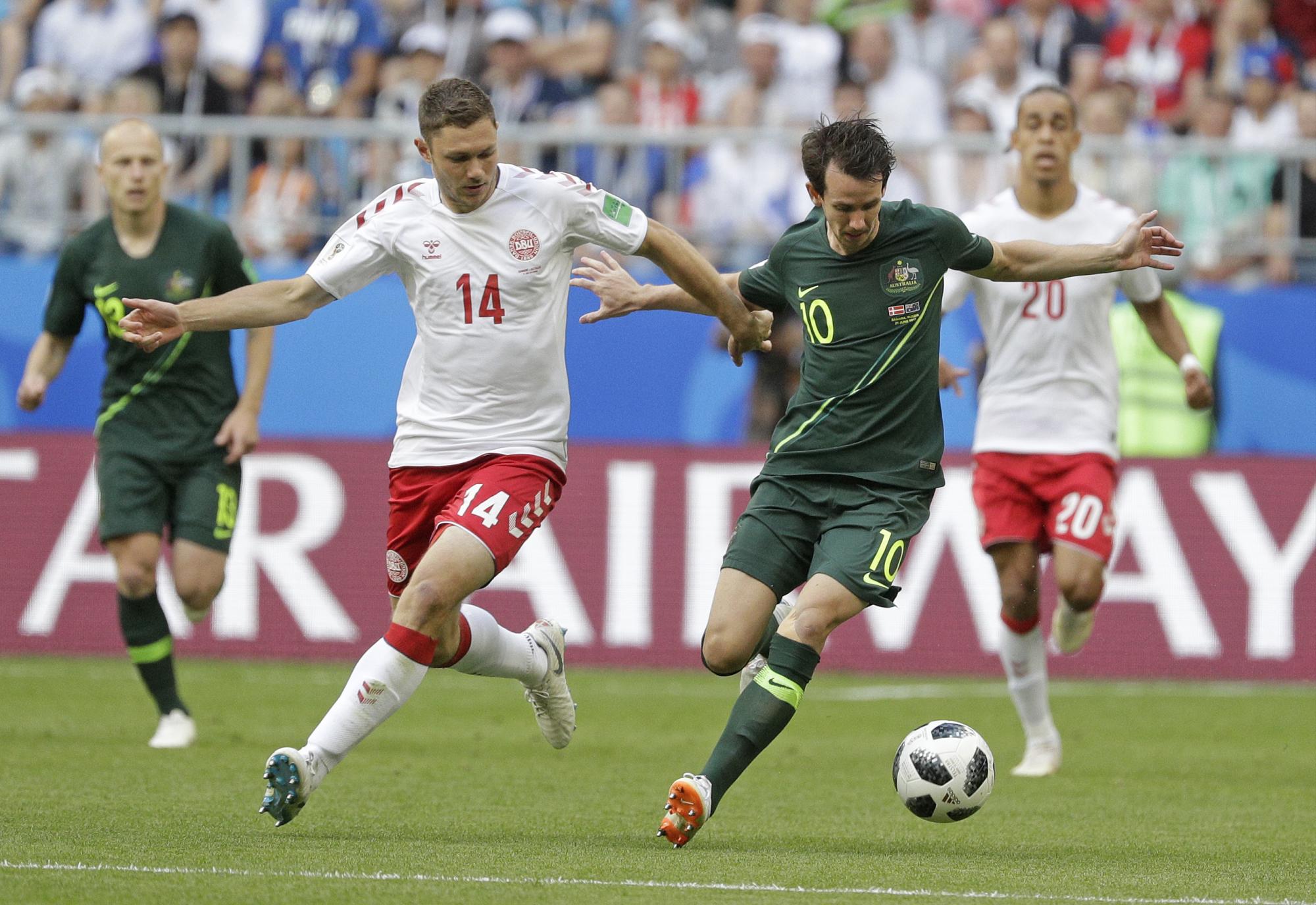 El danés Henrik Dalsgaard, izquierda, y el australiano Robbie Kruse luchan por el balón durante el partido del grupo C entre Dinamarca y Australia en la Copa Mundial de fútbol 2018 en el Samara Arena en Samara, Rusia, el jueves 21 de junio de 2018.