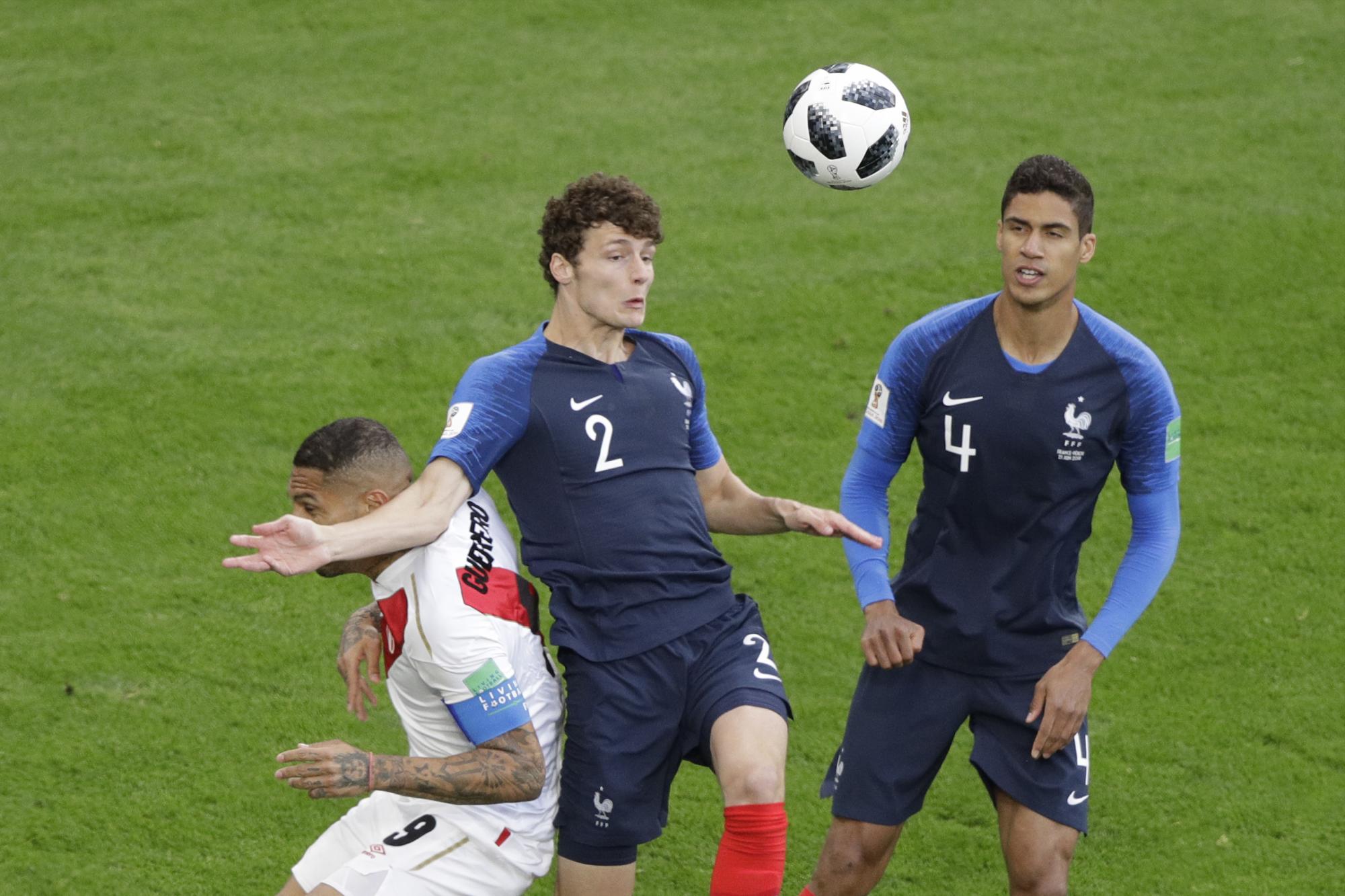 El francés Benjamin Pavard, centro, y el peruano Paolo Guerrero, jugaron el desafío durante el partido del grupo C entre Francia y Perú en la Copa Mundial de fútbol 2018 en el Yekaterinburg Arena en Yekaterinburg, Rusia, el jueves 21 de junio de 2018.