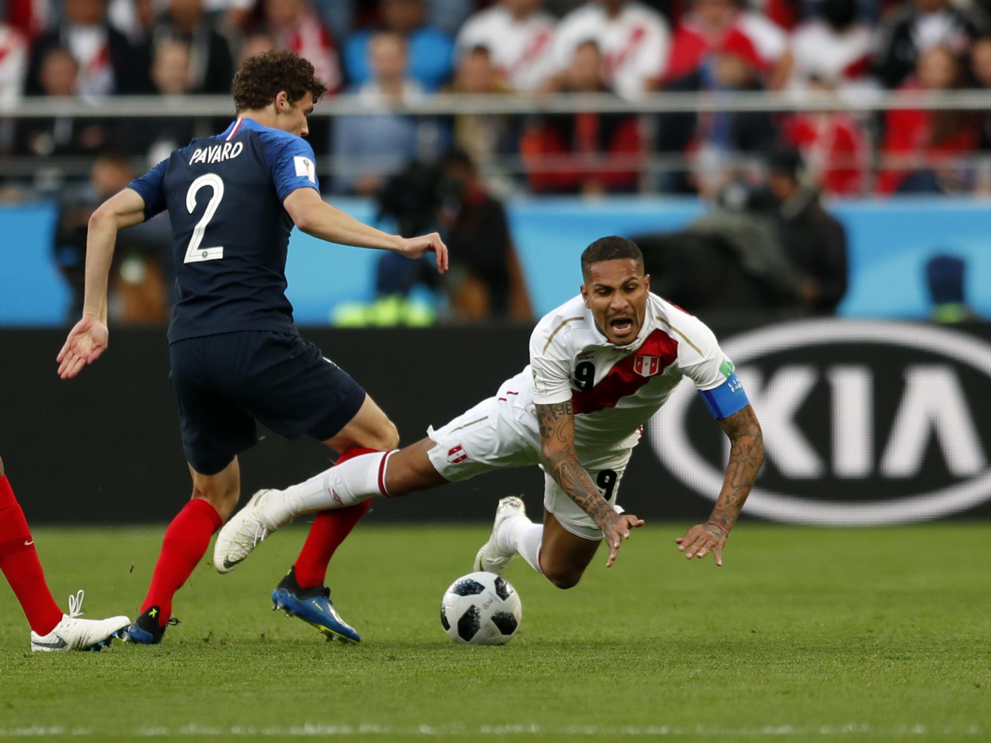 El peruano Paolo Guerrero pelea por el balón con el francés Benjamin Pavard durante el partido del grupo C entre Francia y Perú en la Copa Mundial de fútbol 2018 en el Yekaterinburg Arena en Yekaterinburg, Rusia, el jueves 21 de junio de 2018. 