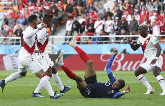 Gol histórico de Kylian Mbappe guía a Francia a la siguiente ronda
