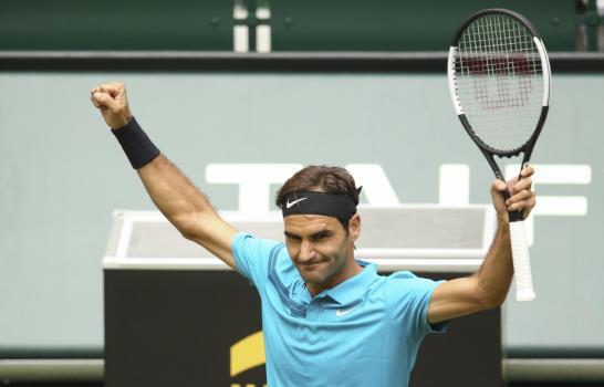 Federer rescata triunfo ante Paire y pasa a cuartos en Halle