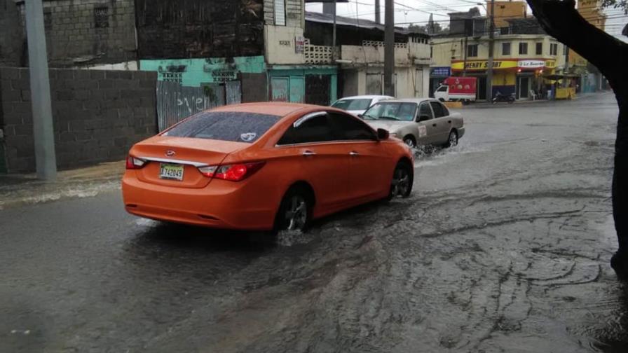 El COE mantiene 18 provincias en alerta por una onda tropical junto a una vaguada El COE mantiene 18 provincias en alerta por una onda tropical junto a una vaguada