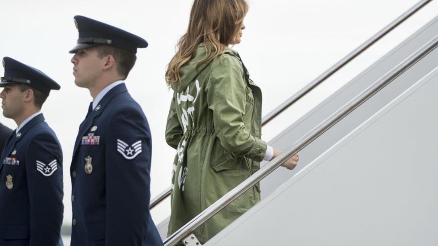 Melania Trump visita a niños inmigrantes con chaqueta que dice “Realmente no me importa, y a ti?”
