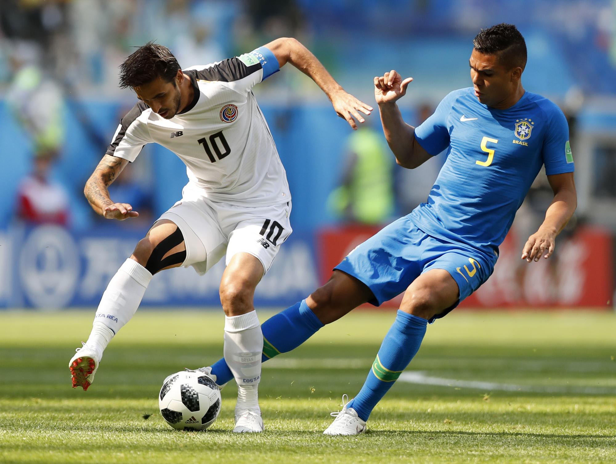 Bryan Ruiz de Costa Rica, izquierda, y la batalla brasileña de Casemiro por el balón durante el partido del grupo E entre Brasil y Costa Rica en la Copa Mundial de fútbol 2018 en el estadio de San Petersburgo en San Petersburgo, Rusia, viernes 22 de junio de 2018.