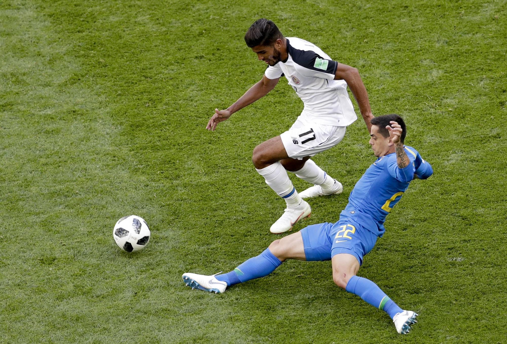 Johan Venegas, de Costa Rica, izquierda, desafía el balón con Fagner de Brasil durante el partido del grupo E entre Brasil y Costa Rica en la Copa Mundial de fútbol 2018 en el estadio de San Petersburgo en San Petersburgo, Rusia, viernes 22 de junio de 2018.